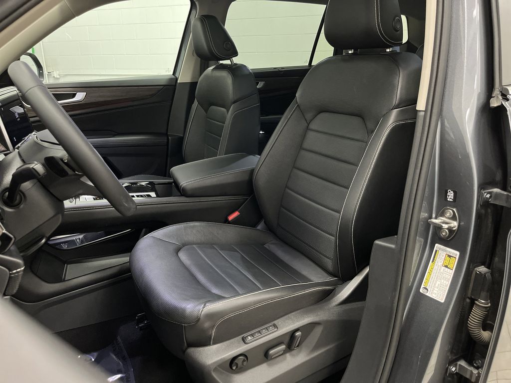 2024 Volkswagen Atlas SEL photo 4
