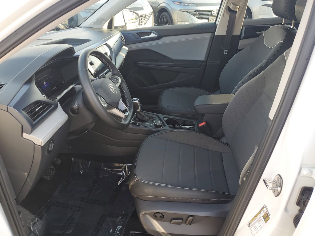 2024 Volkswagen Taos SE photo 4