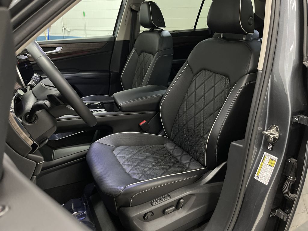 2024 Volkswagen Atlas SEL Premium R-Line photo 3