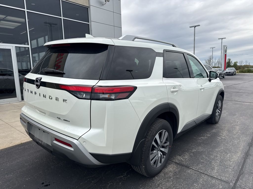 2022 Nissan Pathfinder SL photo 3