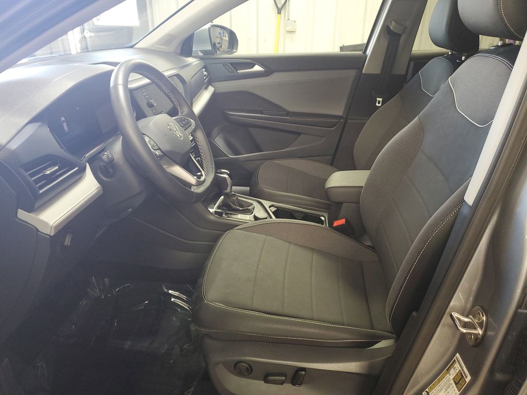 2024 Volkswagen Taos SE photo 3