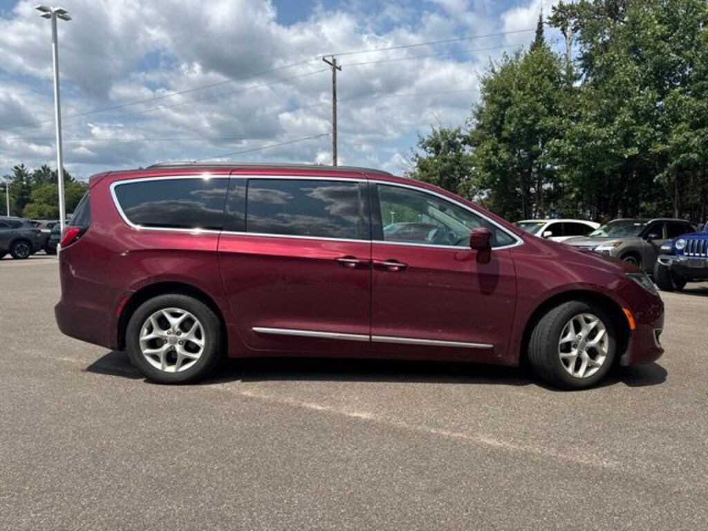 Used 2017 Chrysler Pacifica Touring L Minivan/Van