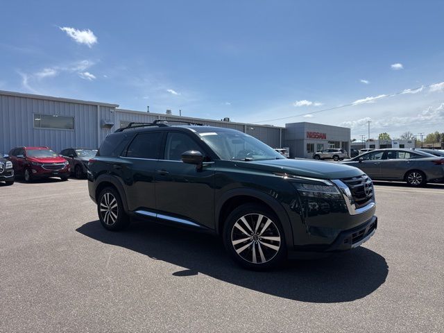 2023 Nissan Pathfinder Platinum 4WD's photo