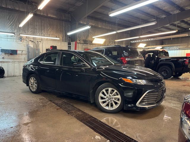 2023 Toyota Camry LE's photo