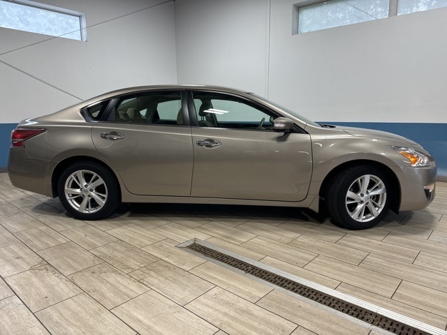 Used 2015 Nissan Altima SV with VIN 1N4AL3AP8FC459492 for sale in Stevens Point, WI