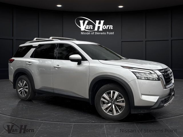 2024 Nissan Pathfinder SL's photo