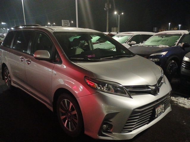 2020 Toyota Sienna Limited's photo