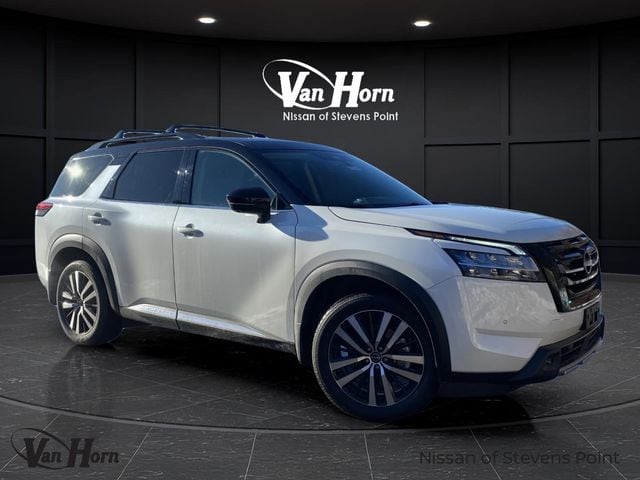 2024 Nissan Pathfinder Platinum's photo