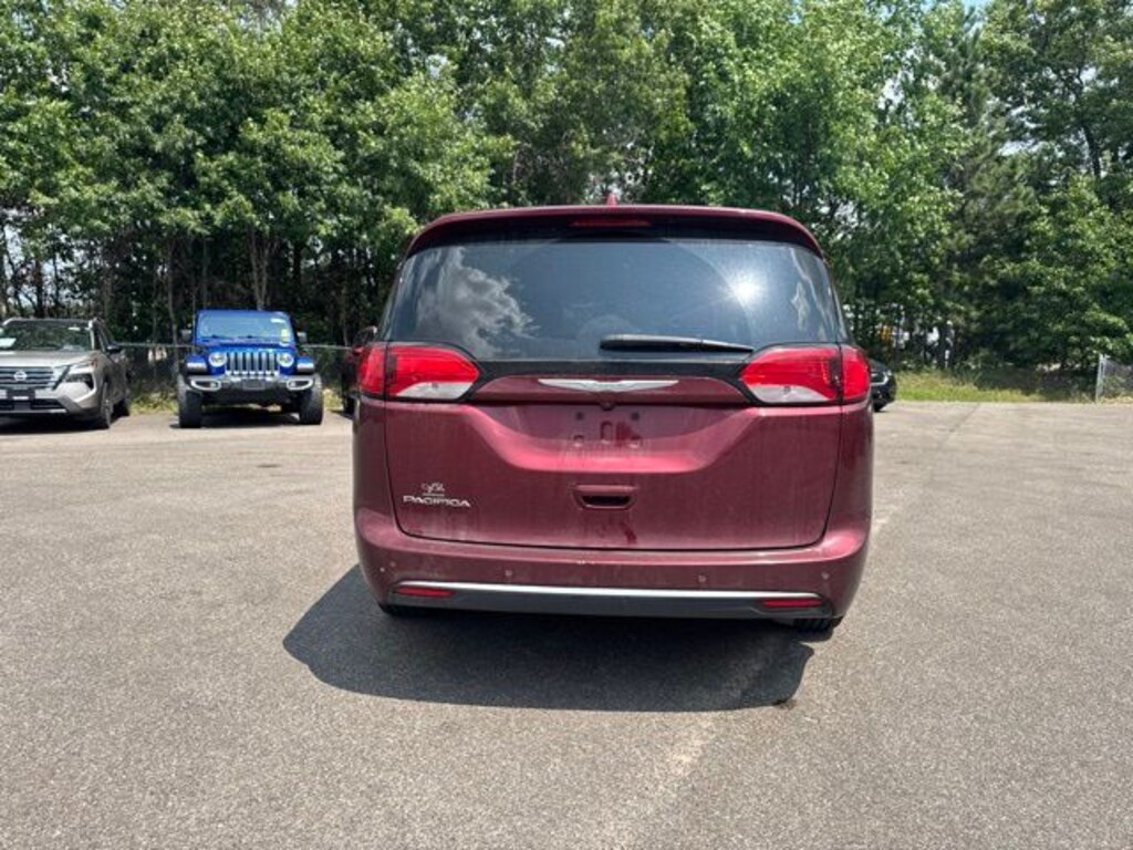 Used 2017 Chrysler Pacifica Touring L Minivan/Van