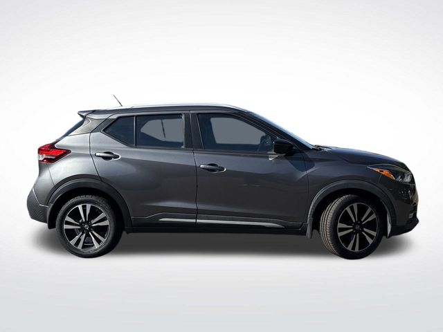 2020 Nissan Kicks SR photo 2