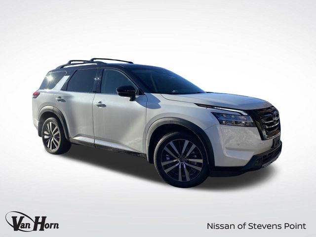 2024 Nissan Pathfinder Platinum's photo