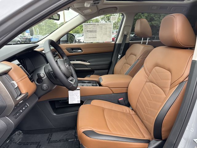 2025 Nissan Pathfinder Platinum photo 3