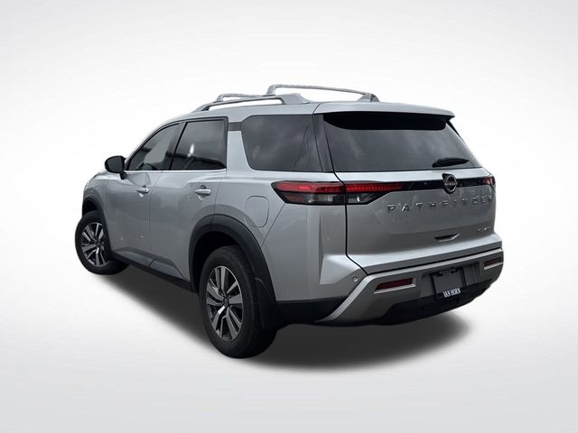 2024 Nissan Pathfinder SL photo 3
