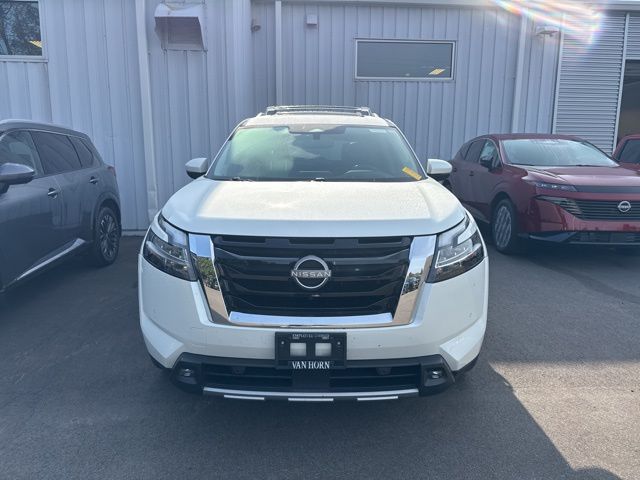 2022 Nissan Pathfinder Platinum photo 2