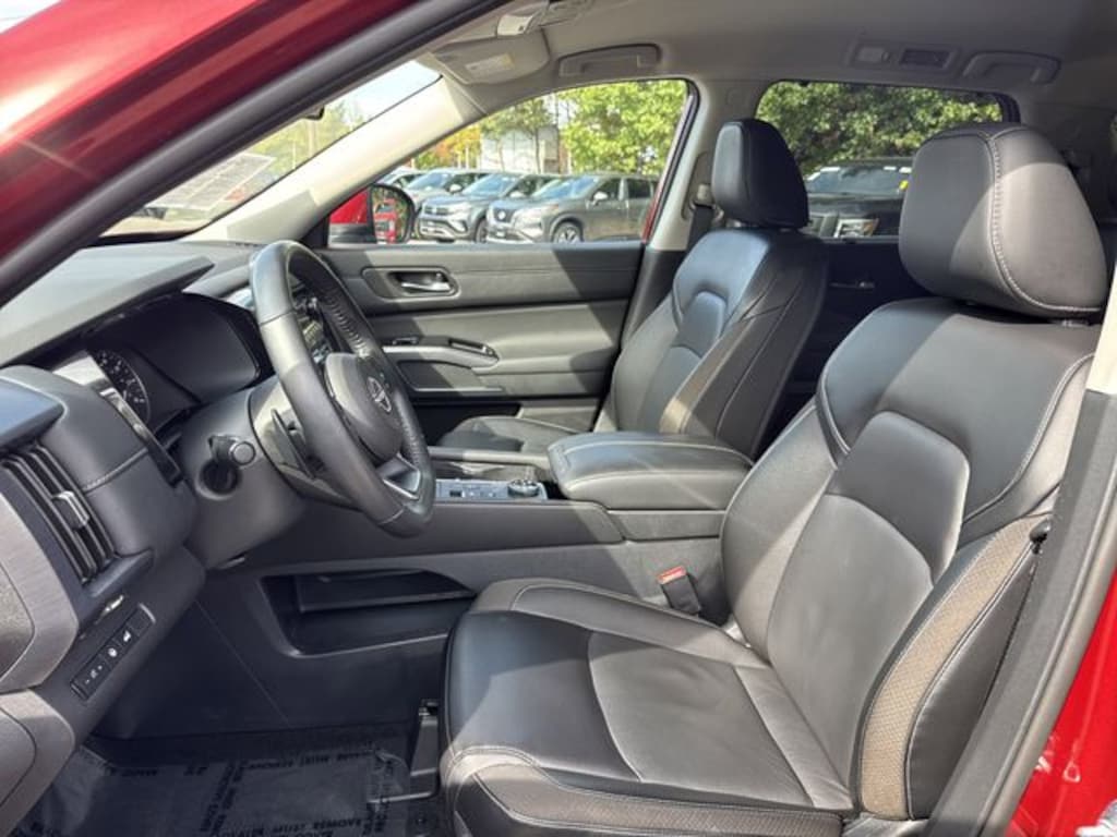 Used 2024 Nissan Pathfinder SL SUV