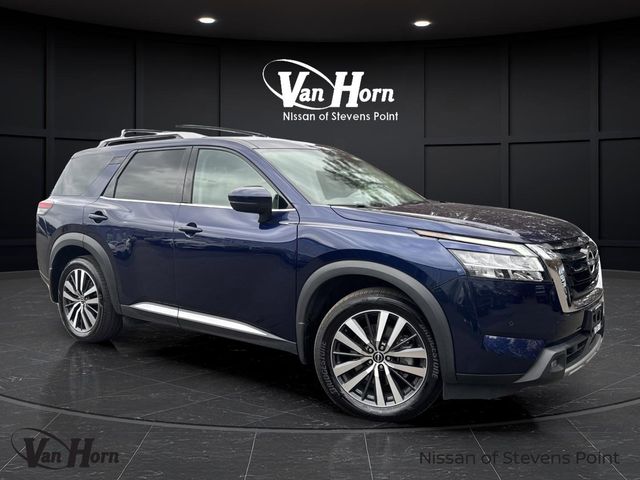 2022 Nissan Pathfinder Platinum's photo