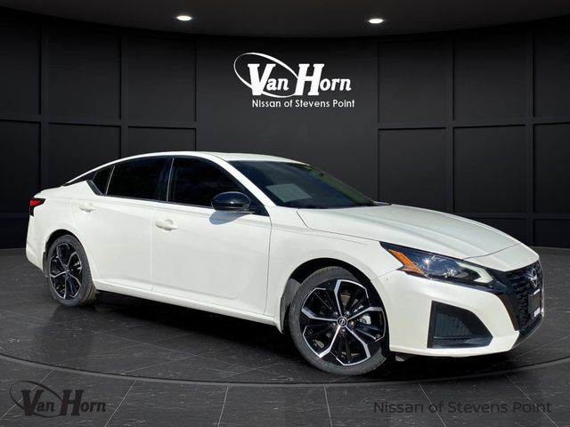 2023 Nissan Altima SR's photo