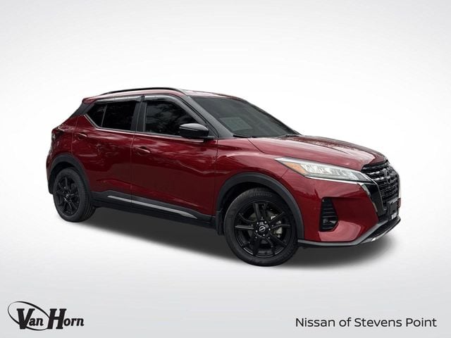 2022 Nissan Kicks SR's photo
