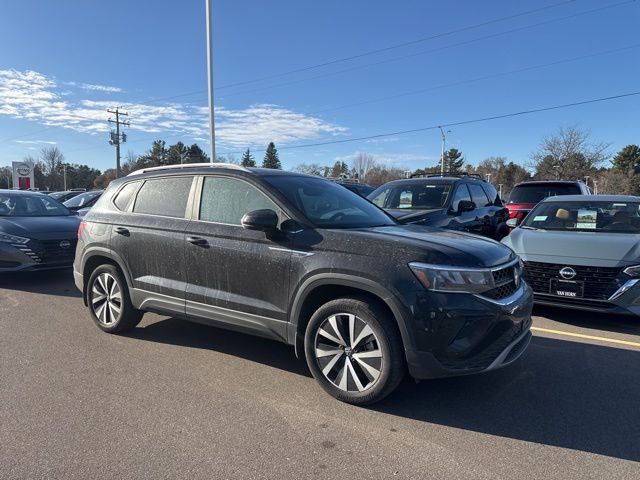 2023 Volkswagen Taos SE's photo