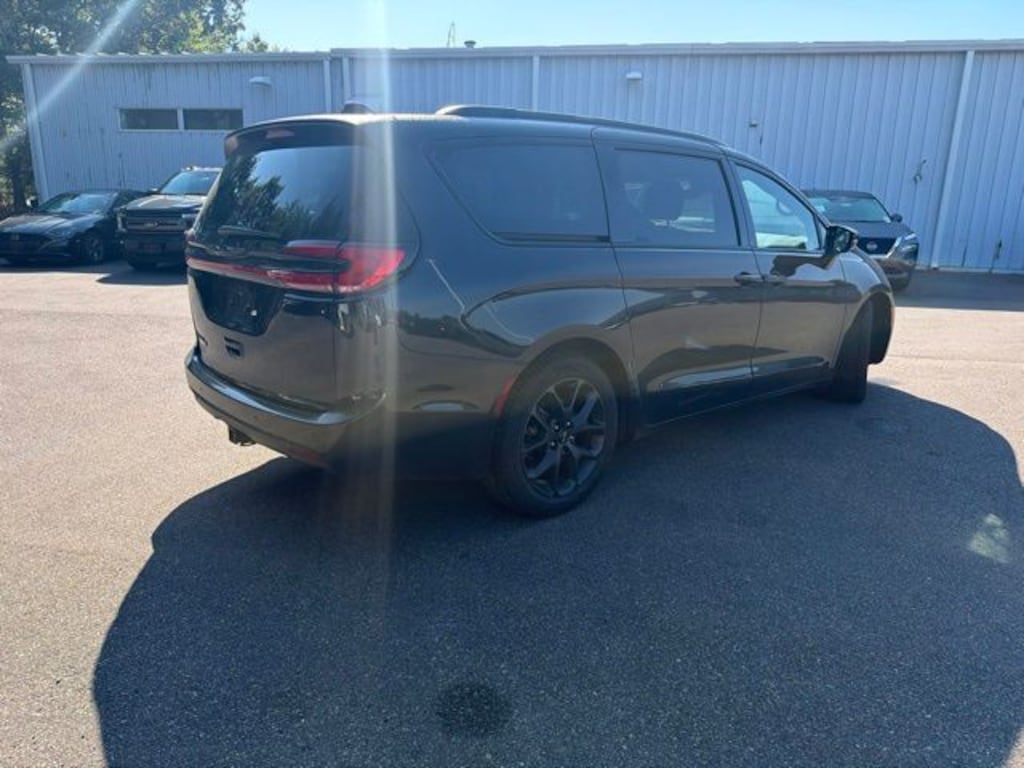 Used 2021 Chrysler Pacifica Touring L Minivan/Van
