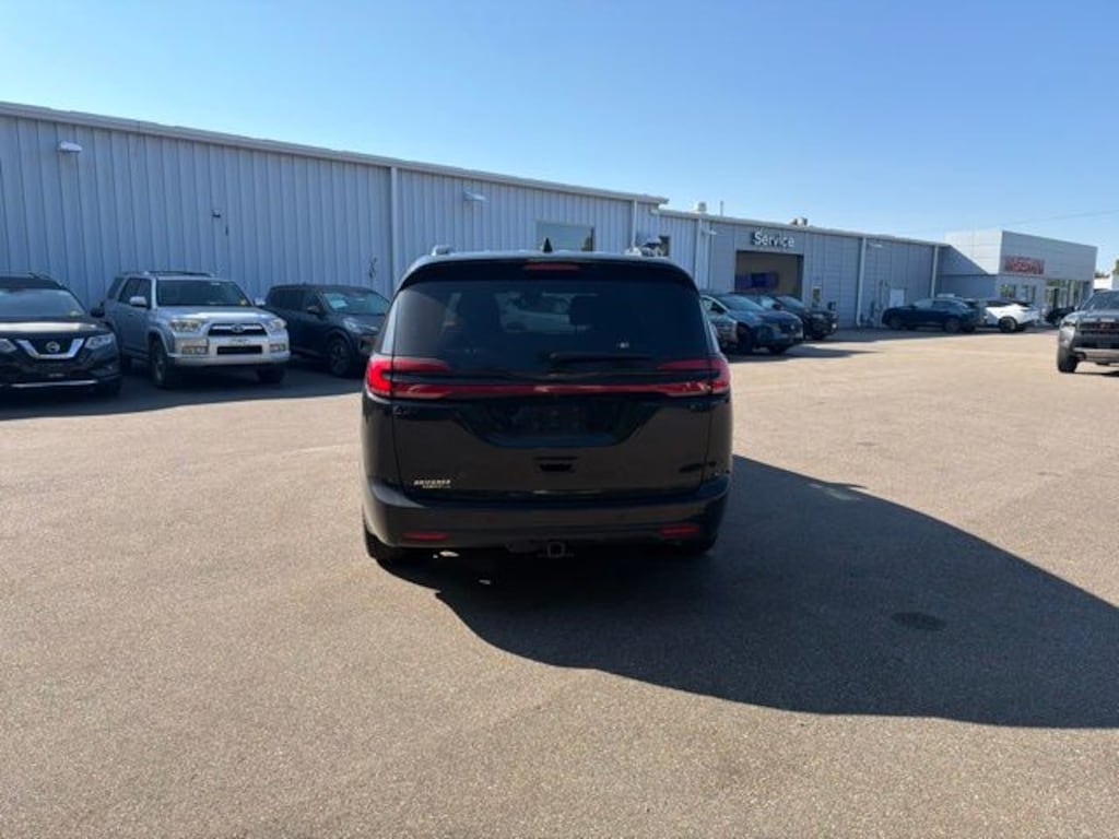 Used 2021 Chrysler Pacifica Touring L Minivan/Van