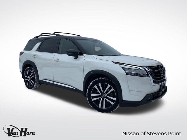 2023 Nissan Pathfinder Platinum's photo
