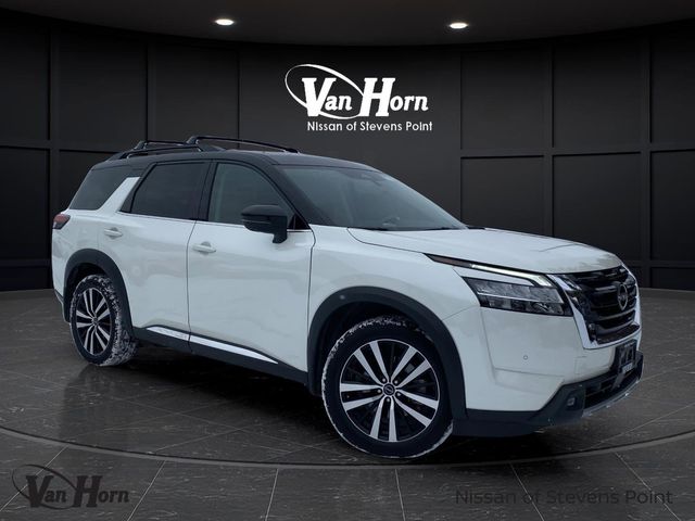 2023 Nissan Pathfinder Platinum's photo