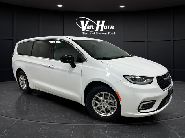 2024 Chrysler Pacifica Touring's photo