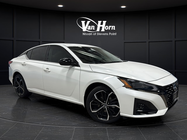 2023 Nissan Altima SR's photo