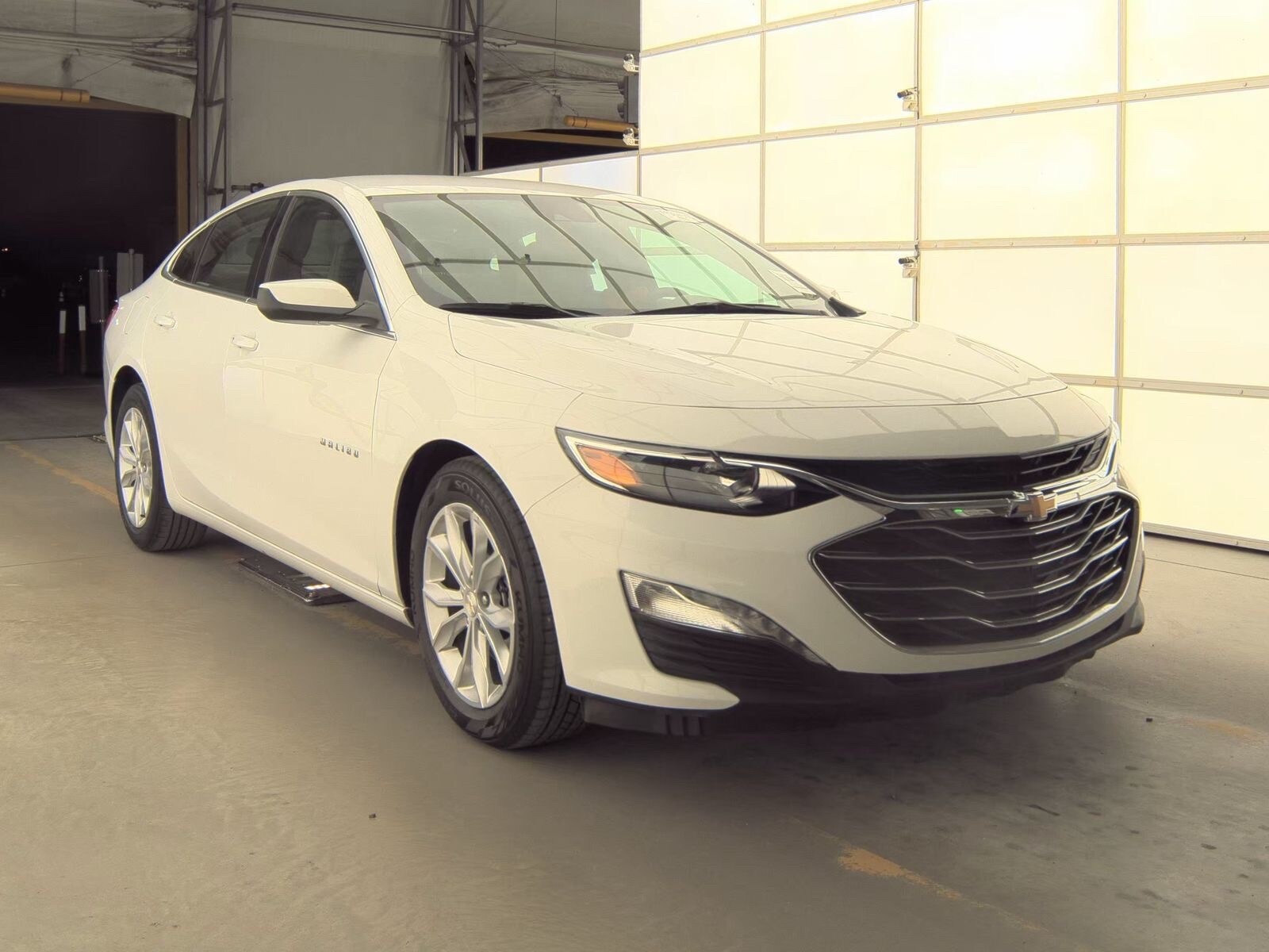 2024 Chevrolet Malibu 1LT photo 2