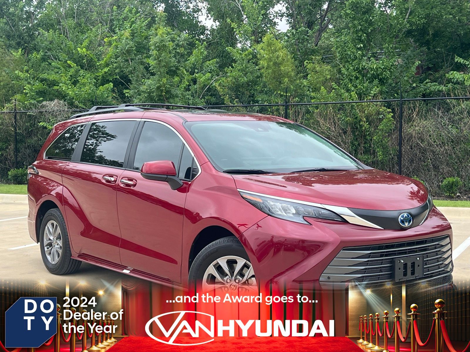 2025 Toyota Sienna XLE 8-Passenger Hybrid FWD's photo