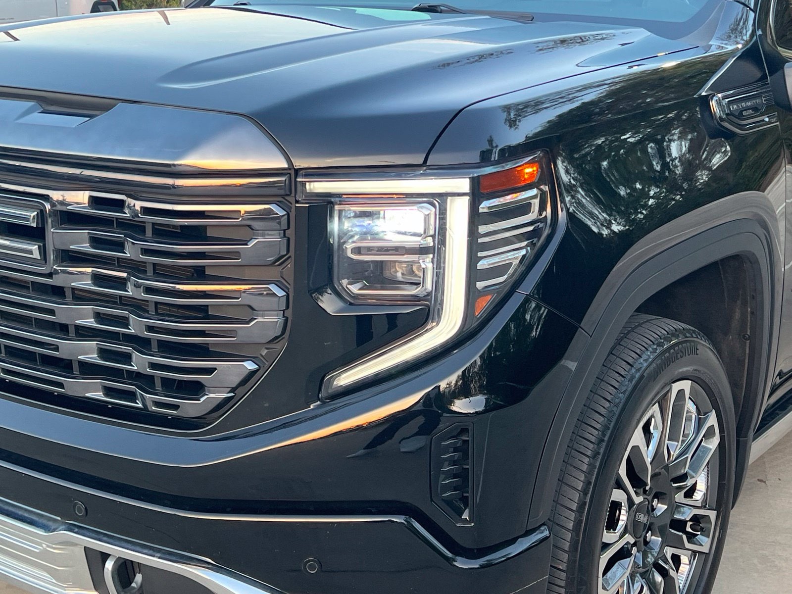 Used 2024 Onyx Black GMC Denali Ultimate image 4