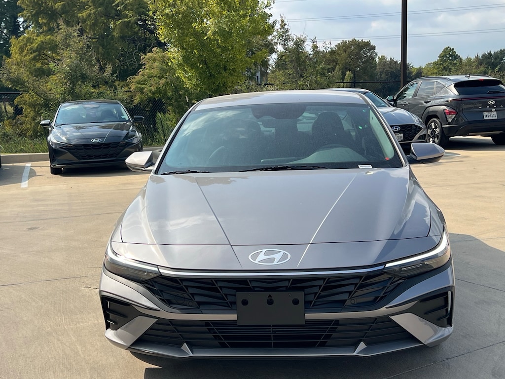 New 2025 Hyundai Elantra SE Sedan