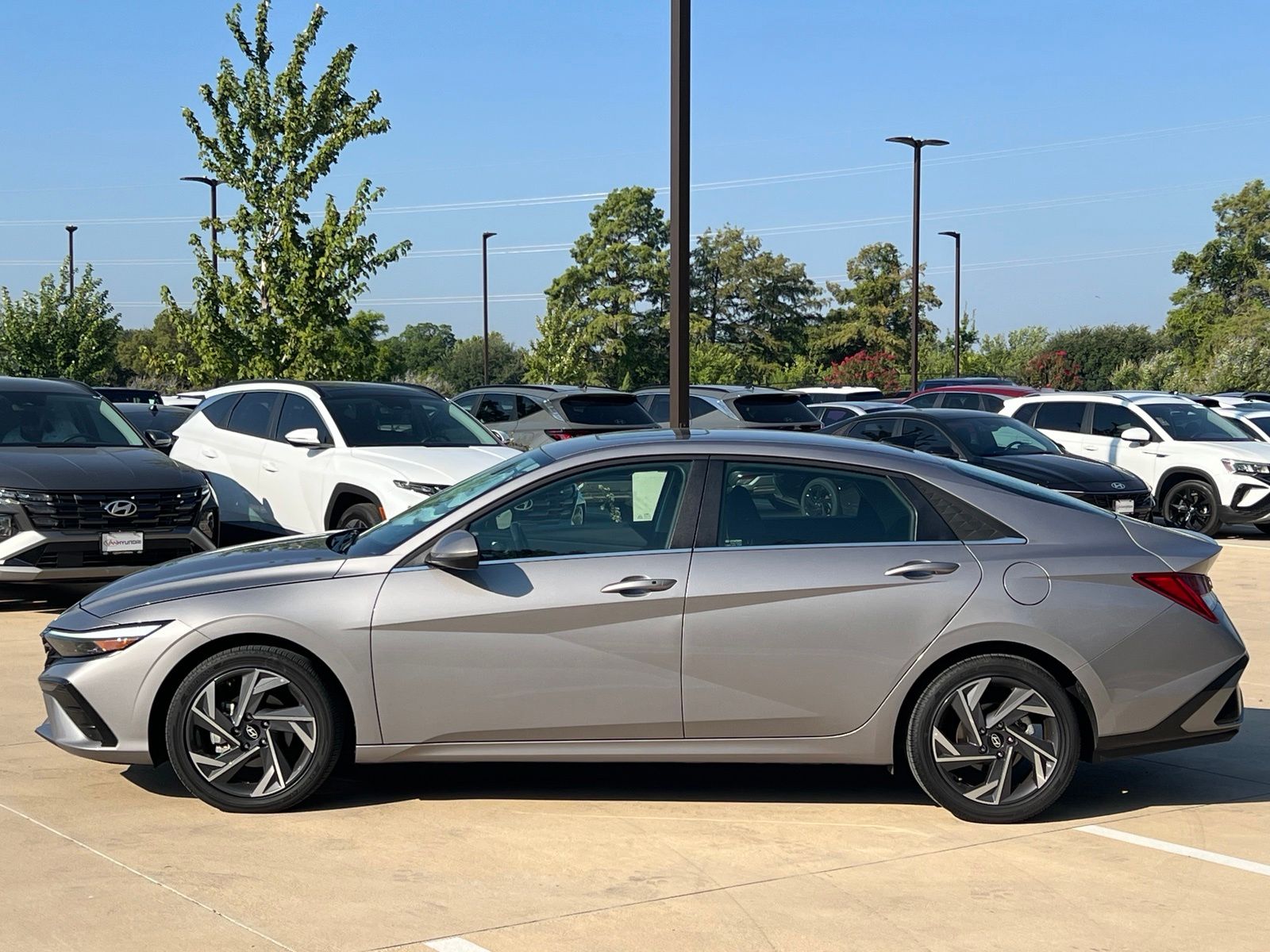 2025 Hyundai Elantra SEL - Photo 6