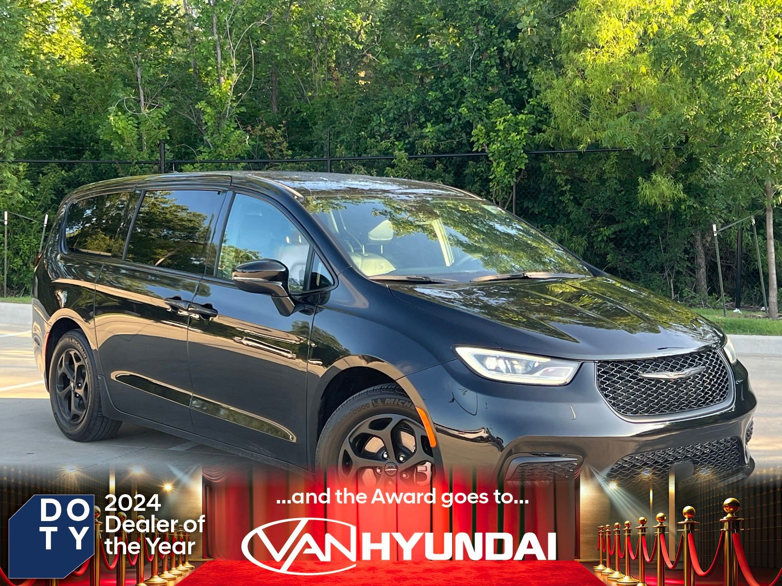 2022 Chrysler Pacifica Hybrid Touring L Hybrid's photo