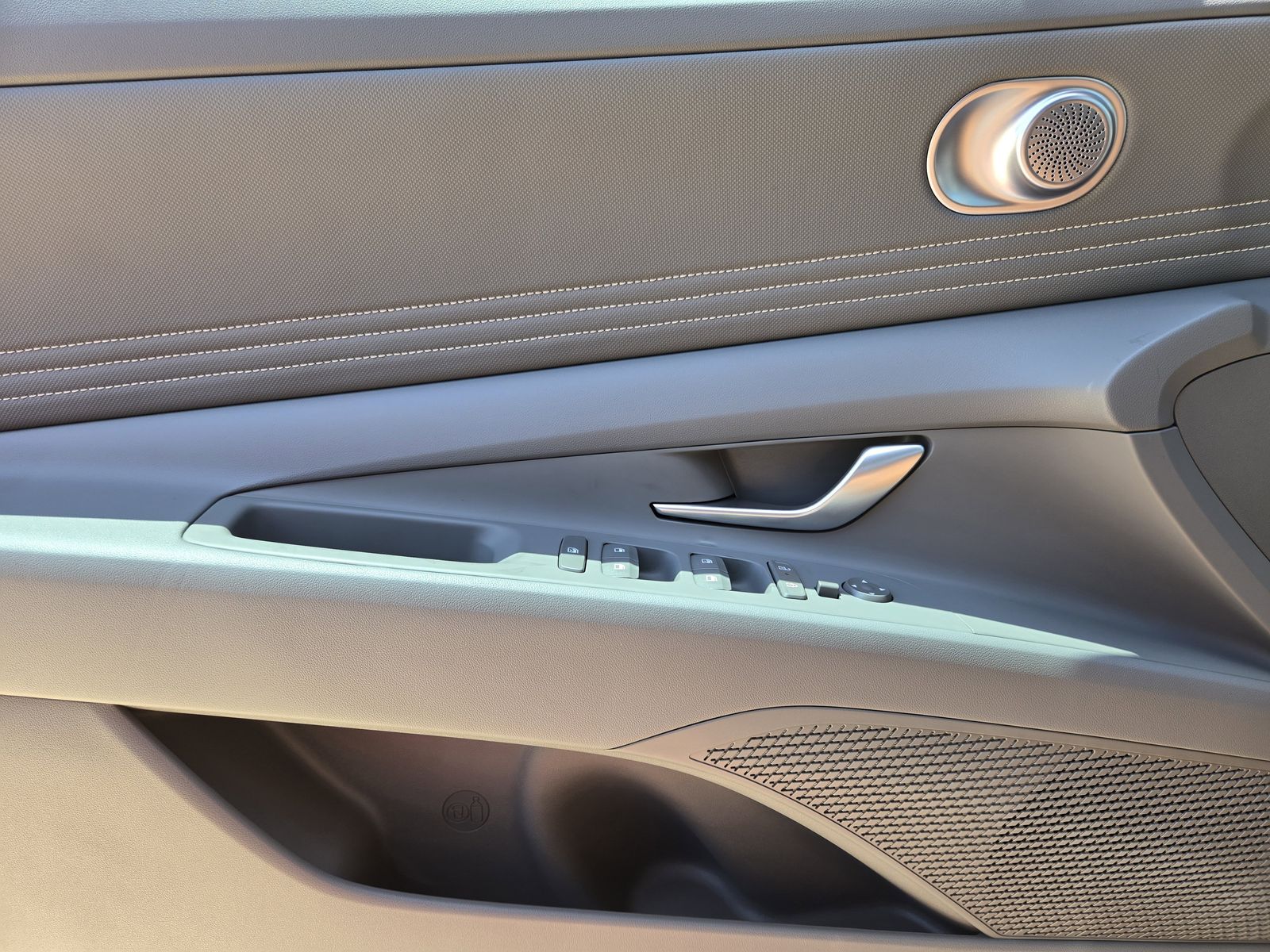 2025 Hyundai Elantra SEL - Photo 15