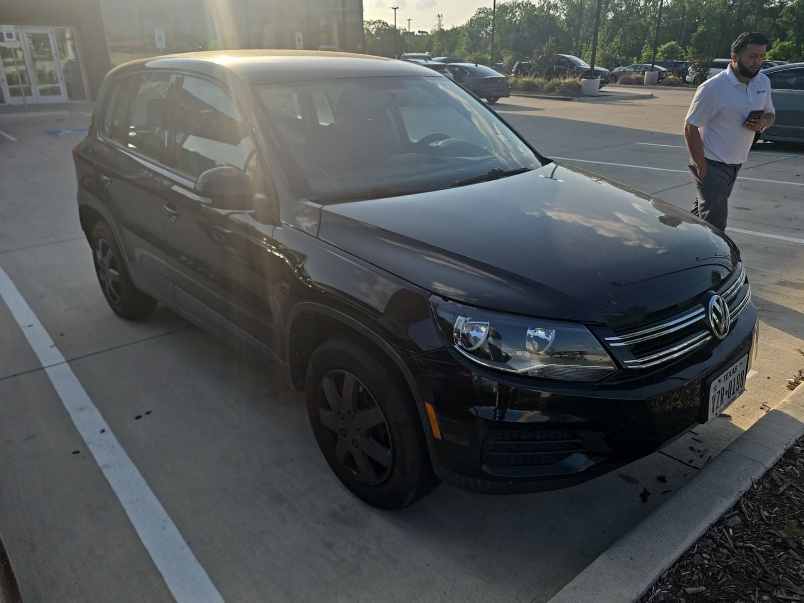 Used 2018 Volkswagen Tiguan Limited Base with VIN WVGAV7AX1JK006000 for sale in Carrollton, TX