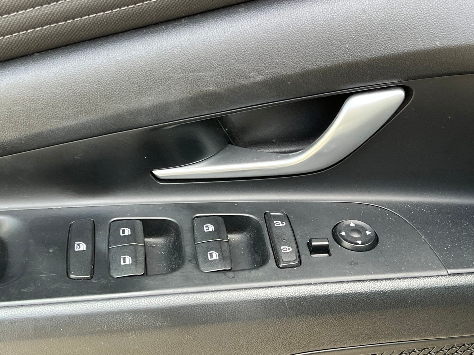 2023 Hyundai Elantra Limited - Photo 23
