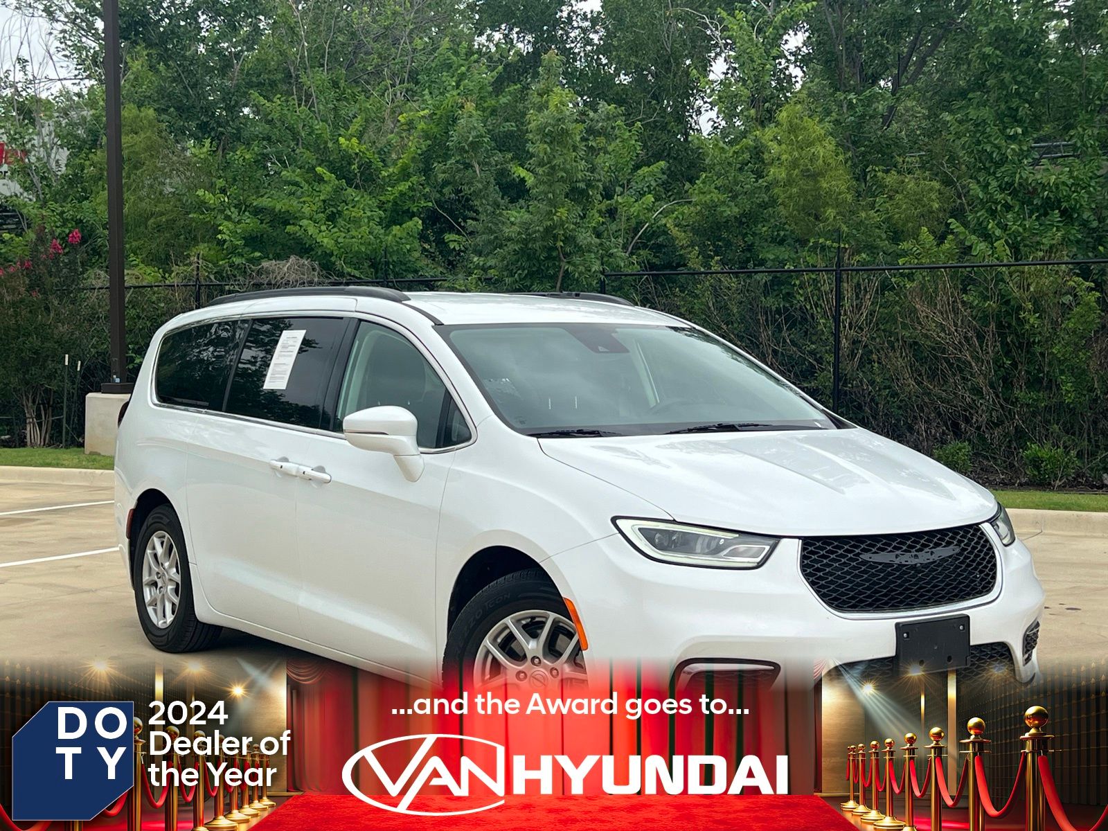 2022 Chrysler Pacifica Touring L's photo