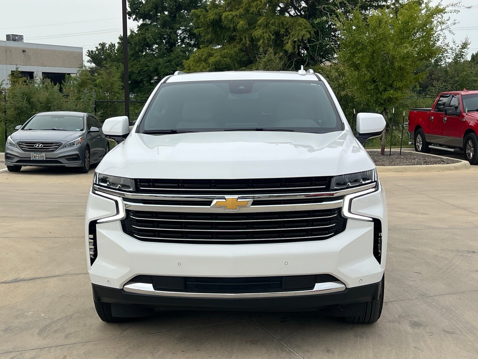 2023 Chevrolet Suburban LT photo 2