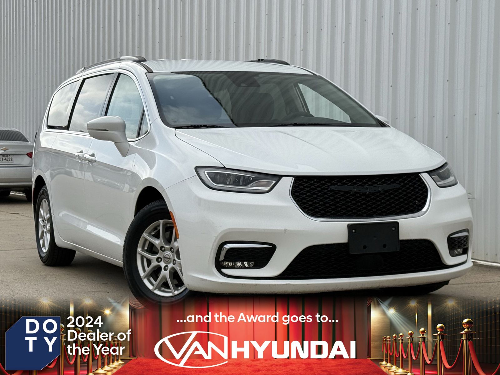 2022 Chrysler Pacifica Touring L's photo