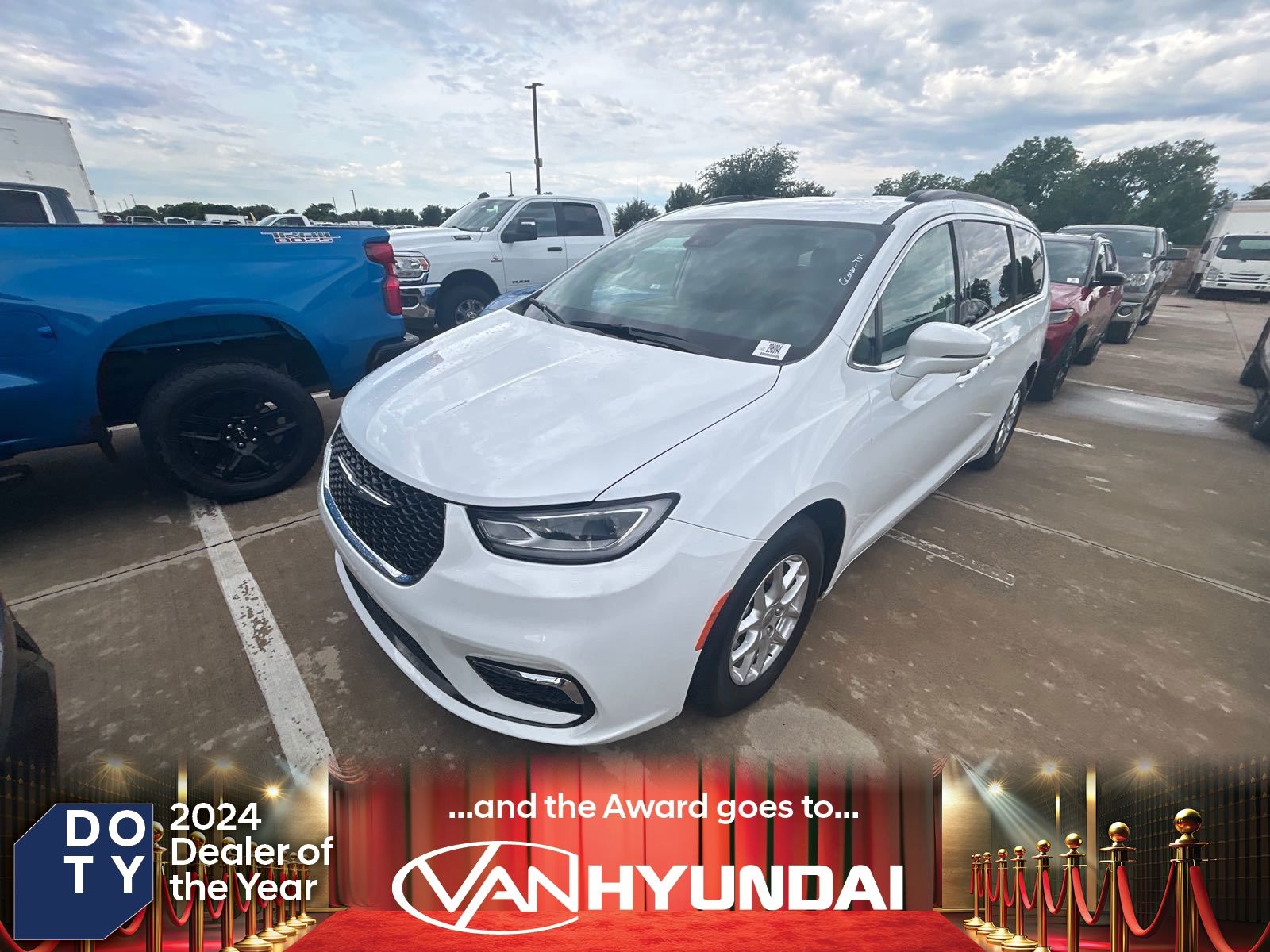 2022 Chrysler Pacifica Touring L's photo