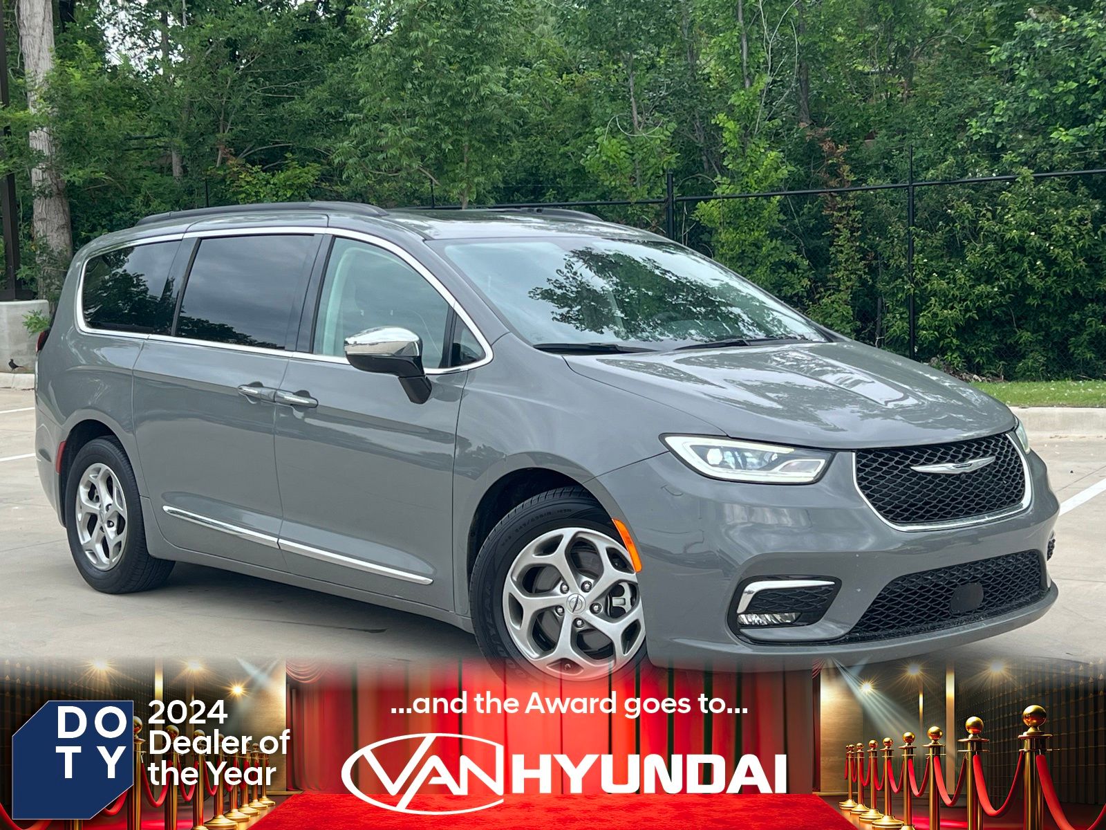2023 Chrysler Pacifica Limited's photo