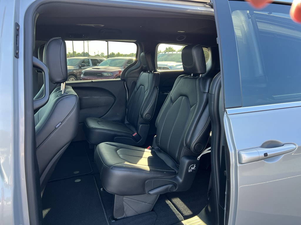 2026 Chrysler Pacifica Select - Photo 11