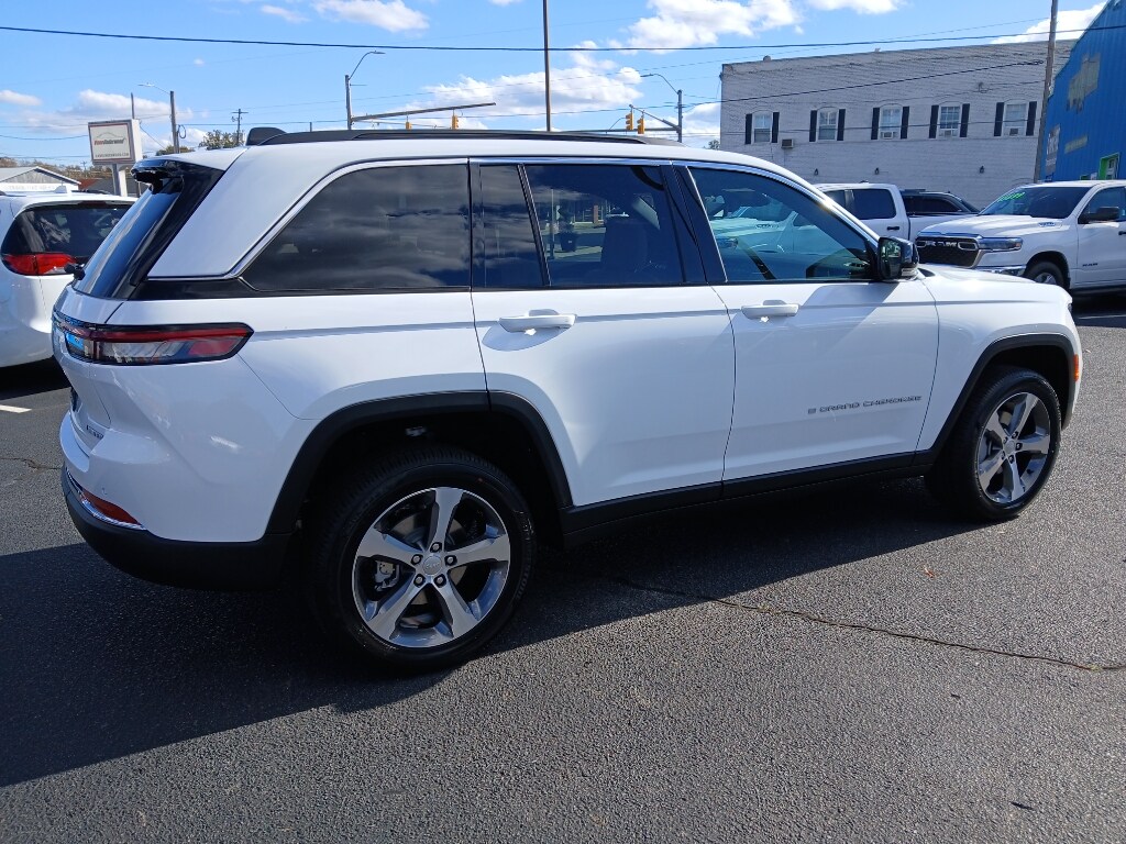 2025 Jeep Grand Cherokee Limited photo 2