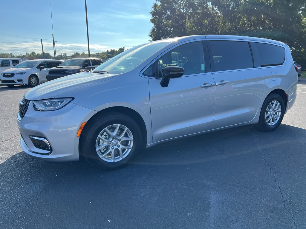2026 Chrysler Pacifica Select - Photo 15