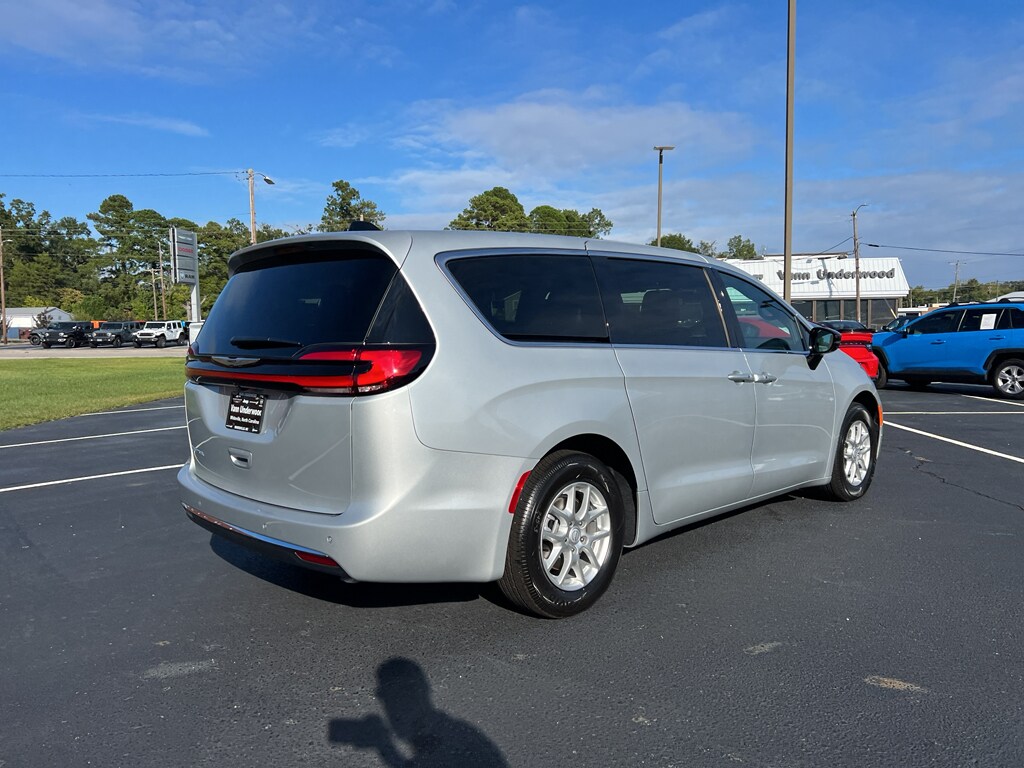 2026 Chrysler Pacifica photo 3