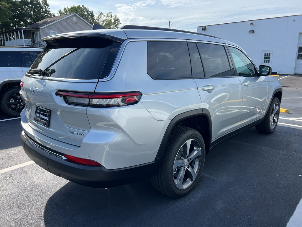 2025 Jeep Grand Cherokee Limited photo 3