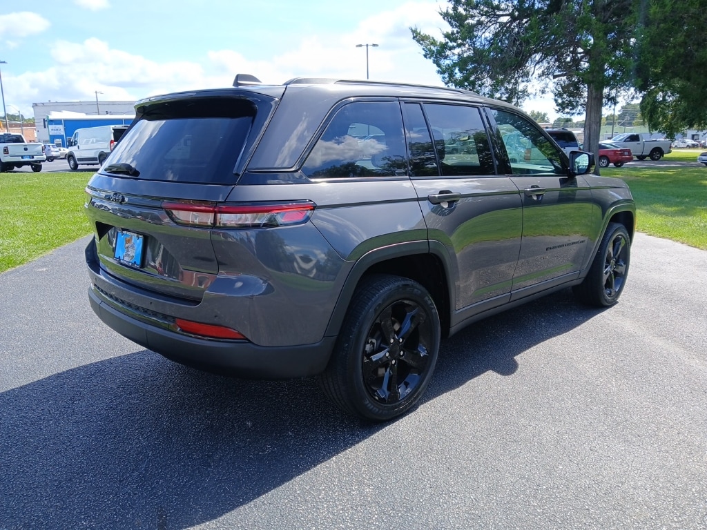 Used 2024 Jeep Grand Cherokee Laredo Wagon