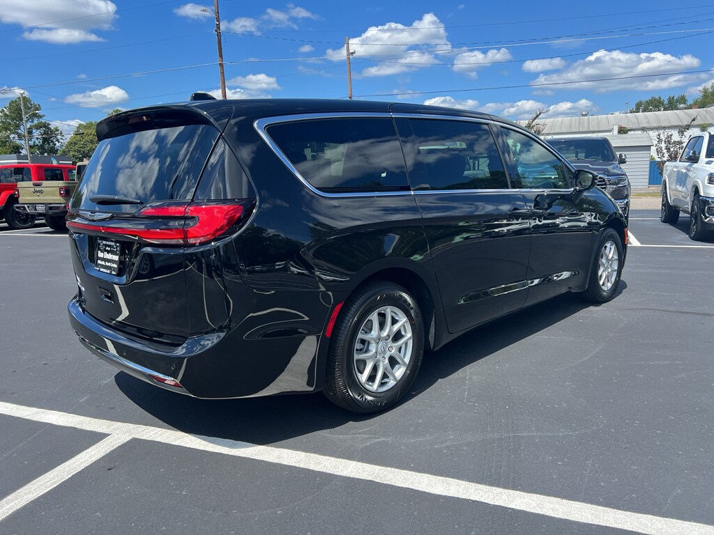 2026 Chrysler Pacifica photo 3